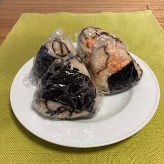 うちのごはん　鮭と塩昆布のおにぎり